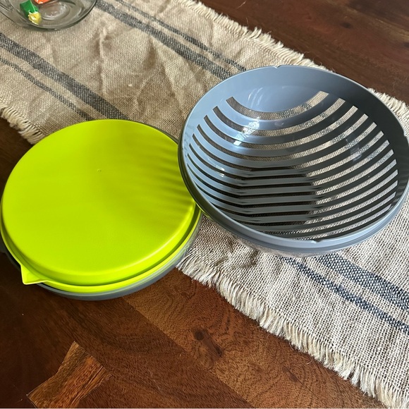 Pampered Chef Salad Cutting Bowl Set - new! - Picture 4 of 4
